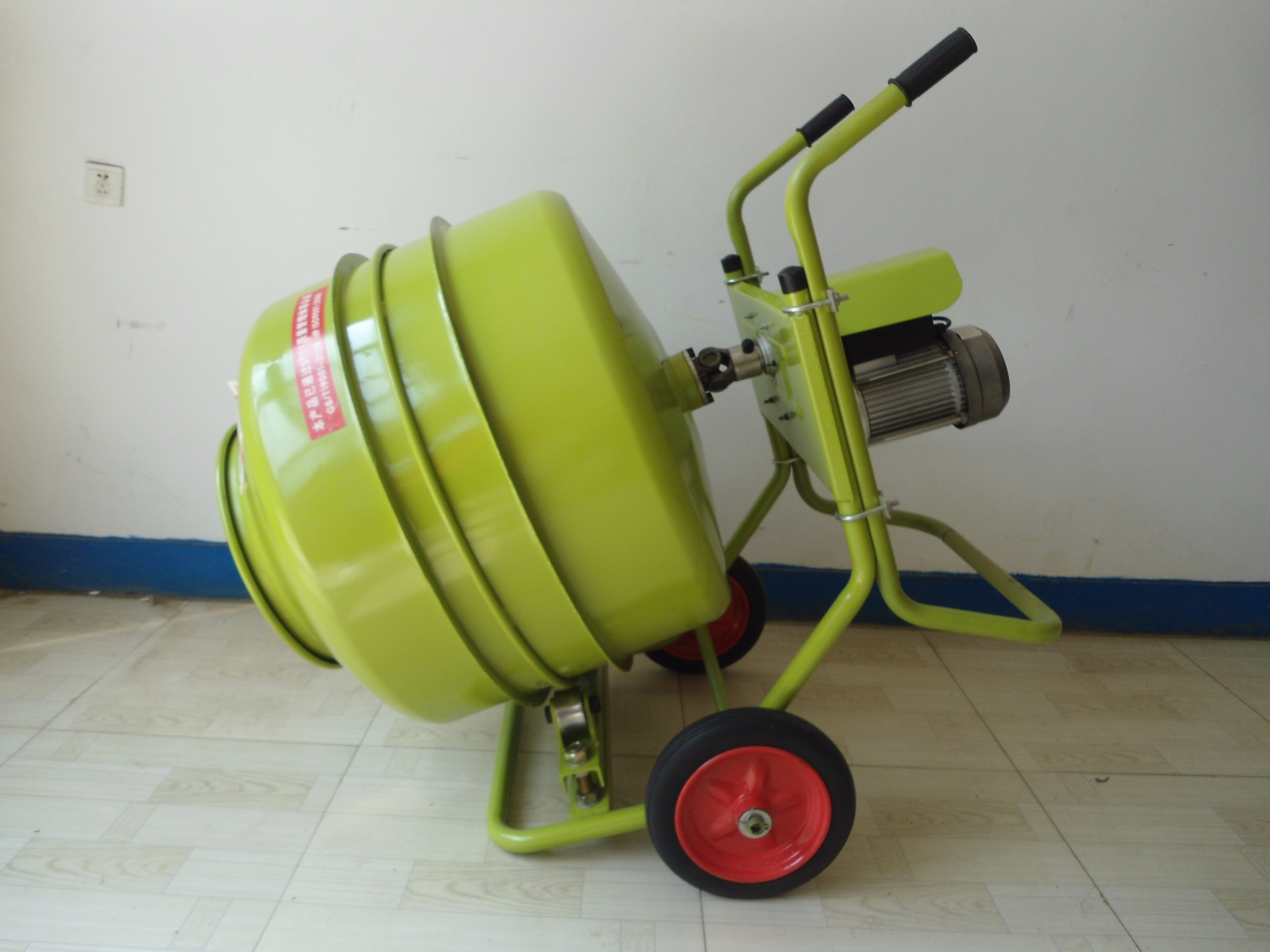 小型臥式攪拌機傾倒攪拌混合物狀態(tài)下展示--河北東圣吊索具制造有限公司--小型攪拌機|石材夾具|液壓堆高車|手動叉車 小型臥式攪拌機傾倒攪拌混合物狀態(tài)下展示--河北東圣吊索具制造有限公司--小型攪拌機|石材夾具|液壓堆高車|手動叉車