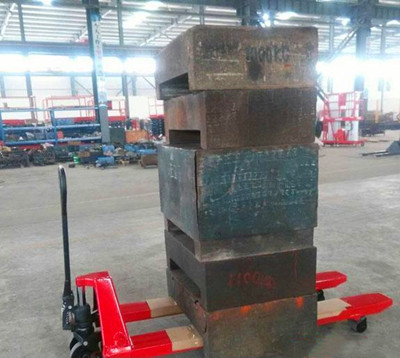 手動(dòng)液壓叉車(chē)使用圖片--河北東圣吊索具制造有限公司--手動(dòng)叉車(chē)|液壓堆高車(chē)|石材夾具|小型攪拌機(jī)