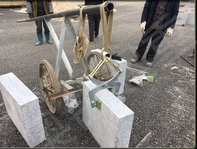 吊裝帶輔助石材吊夾搬運路沿石作業(yè)現場--河北東圣吊索具制造有限公司--石材夾具|小型攪拌機|液壓堆高車|手動叉車