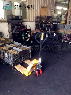 1噸手動(dòng)地牛搬運(yùn)重物現(xiàn)場(chǎng)--河北東圣吊索具制造有限公司--手動(dòng)叉車|液壓堆高車|石材夾具|小型攪拌機(jī) 1噸手動(dòng)地牛搬運(yùn)重物現(xiàn)場(chǎng)--河北東圣吊索具制造有限公司--手動(dòng)叉車|液壓堆高車|石材夾具|小型攪拌機(jī)