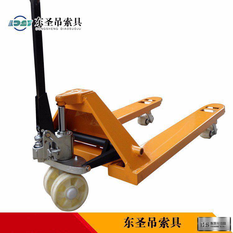 手動液壓叉車可以在倉庫中進行短距離運輸